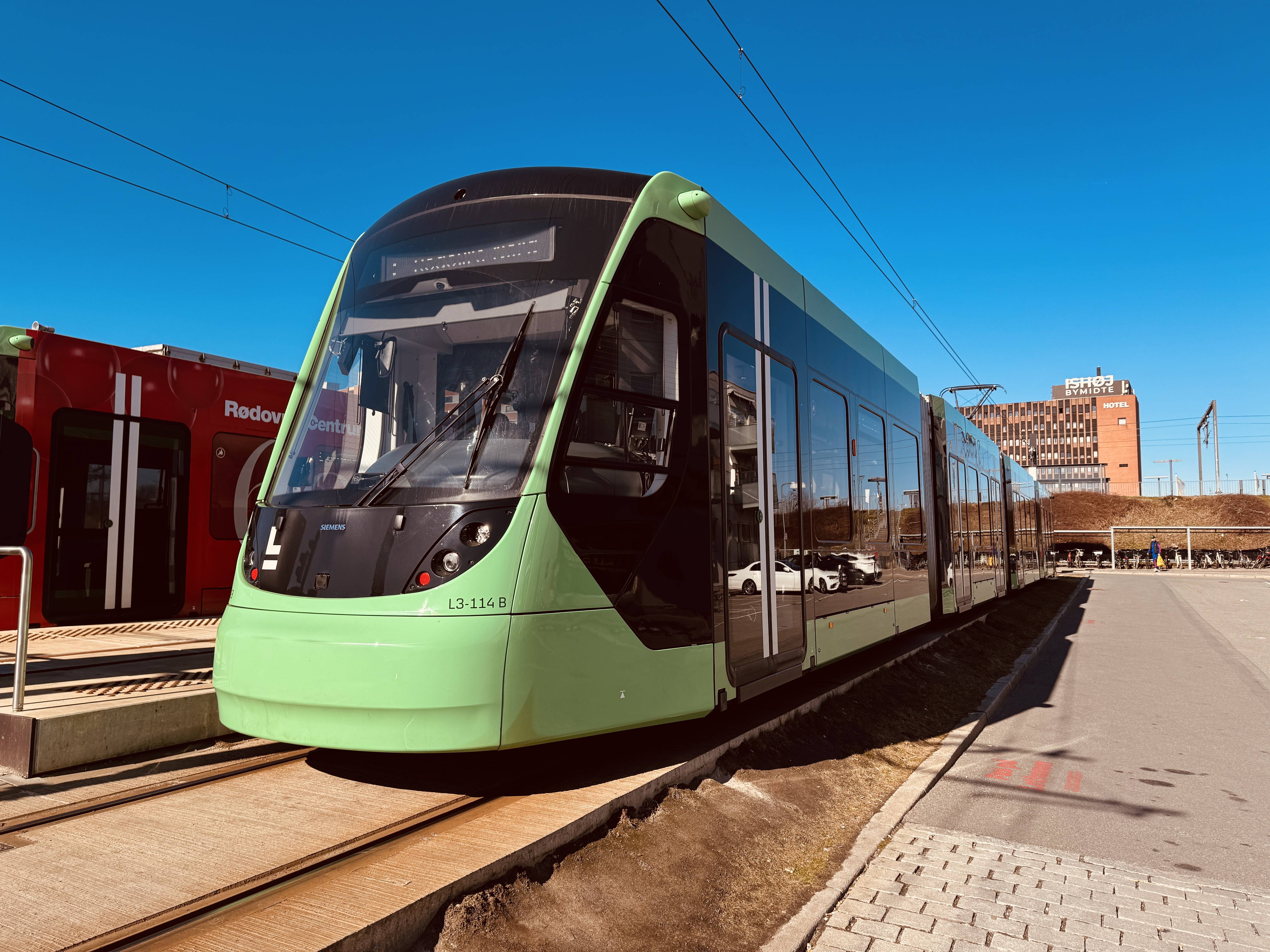 Billede af L3 114 fotograferet ud for Ishøj Letbanestation.