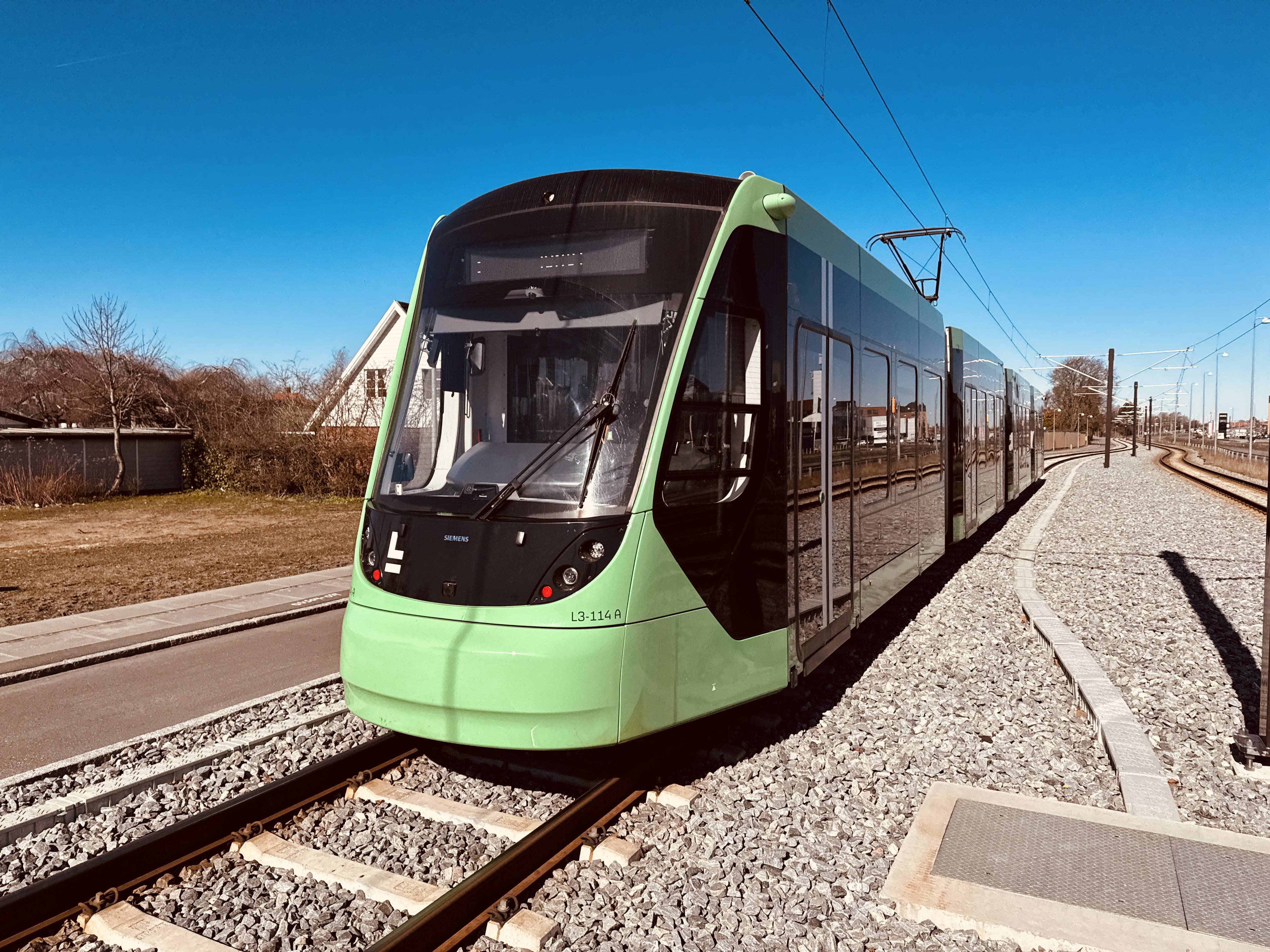 Billede af L3 114 fotograferet ud for Kirkebjerg Letbanestation.