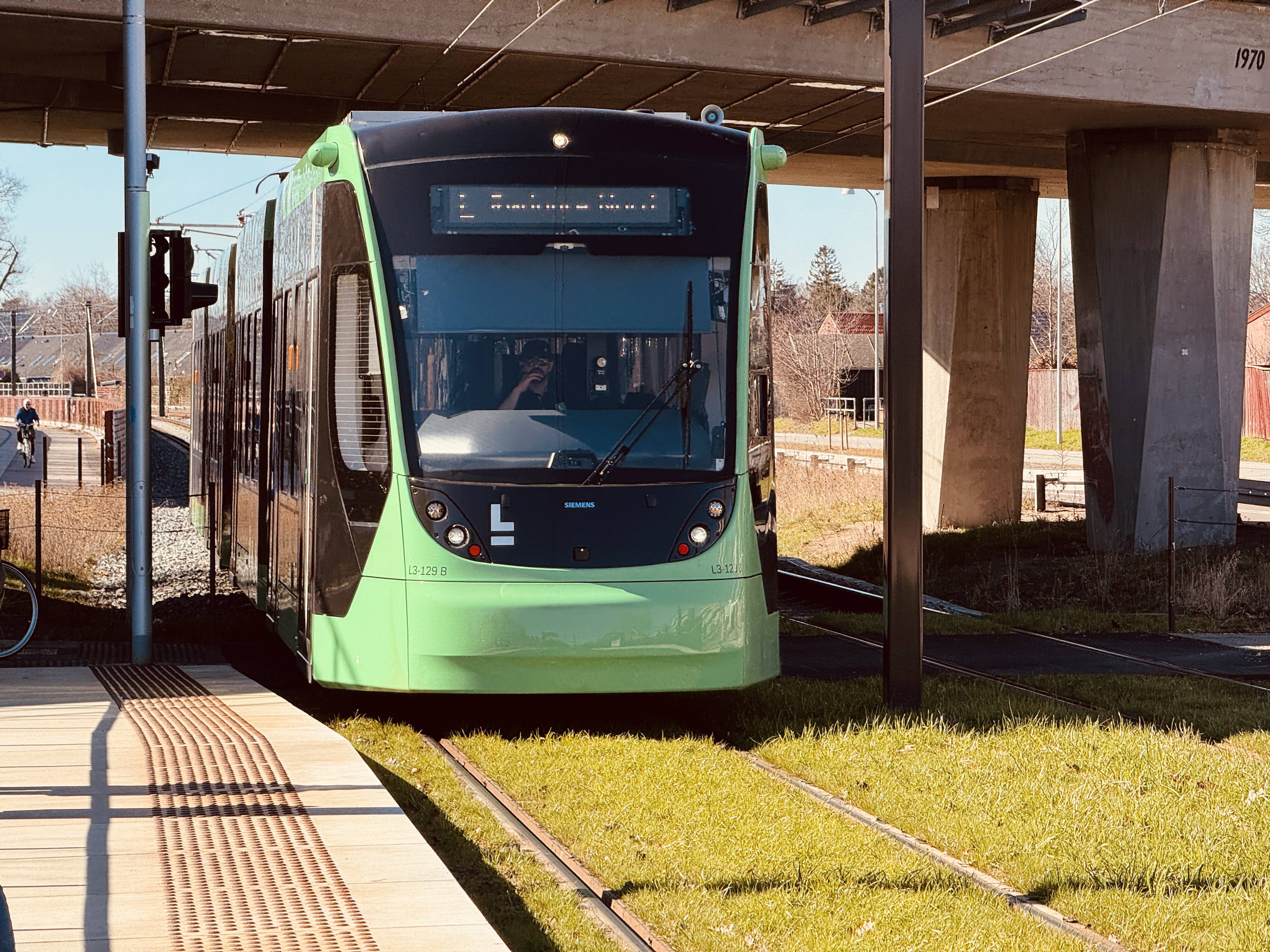 Billede af L3 129 fotograferet ud for Vallensbæk Letbanestation.