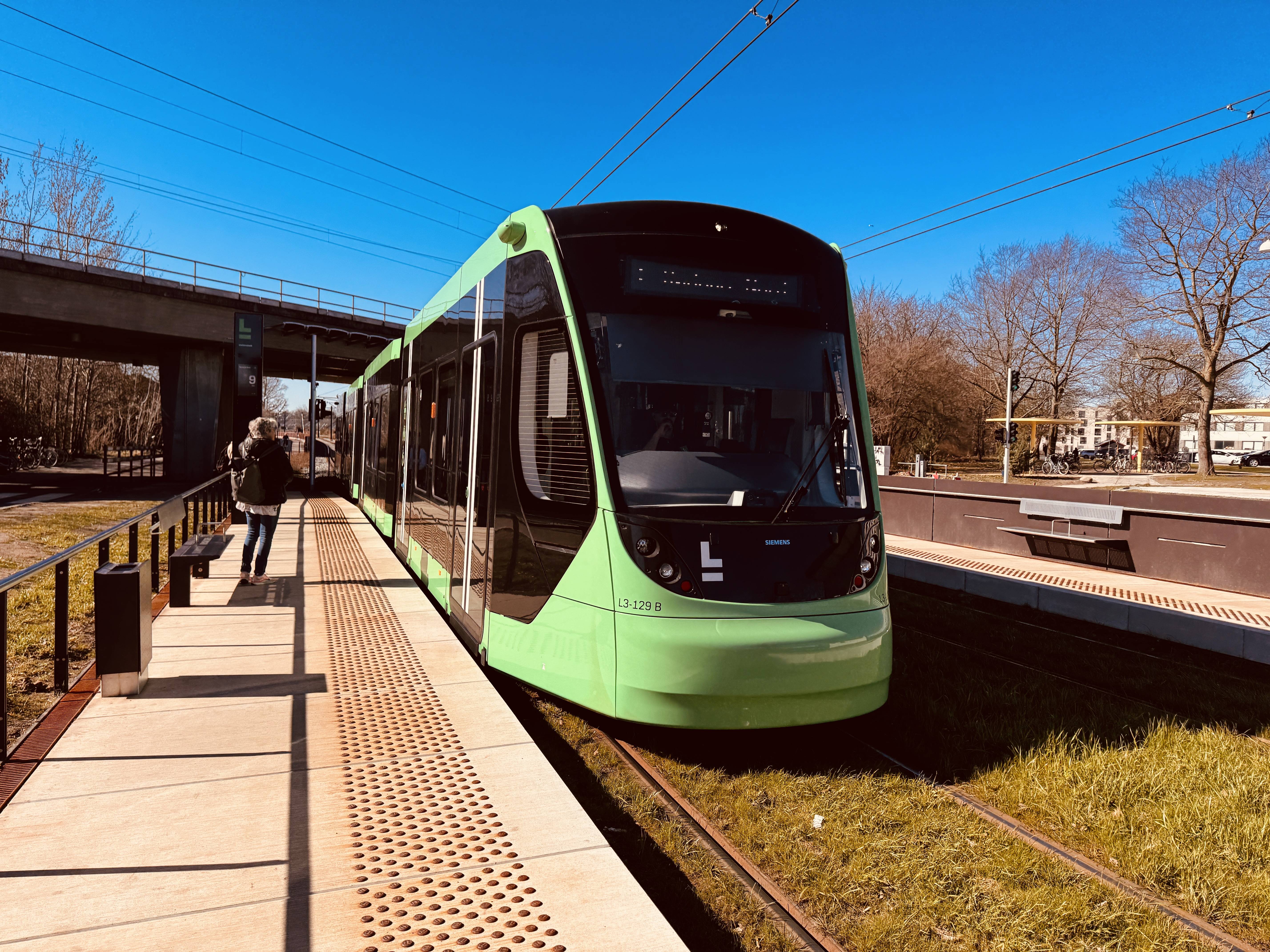Billede af L3 129 fotograferet ud for Vallensbæk Letbanestation.