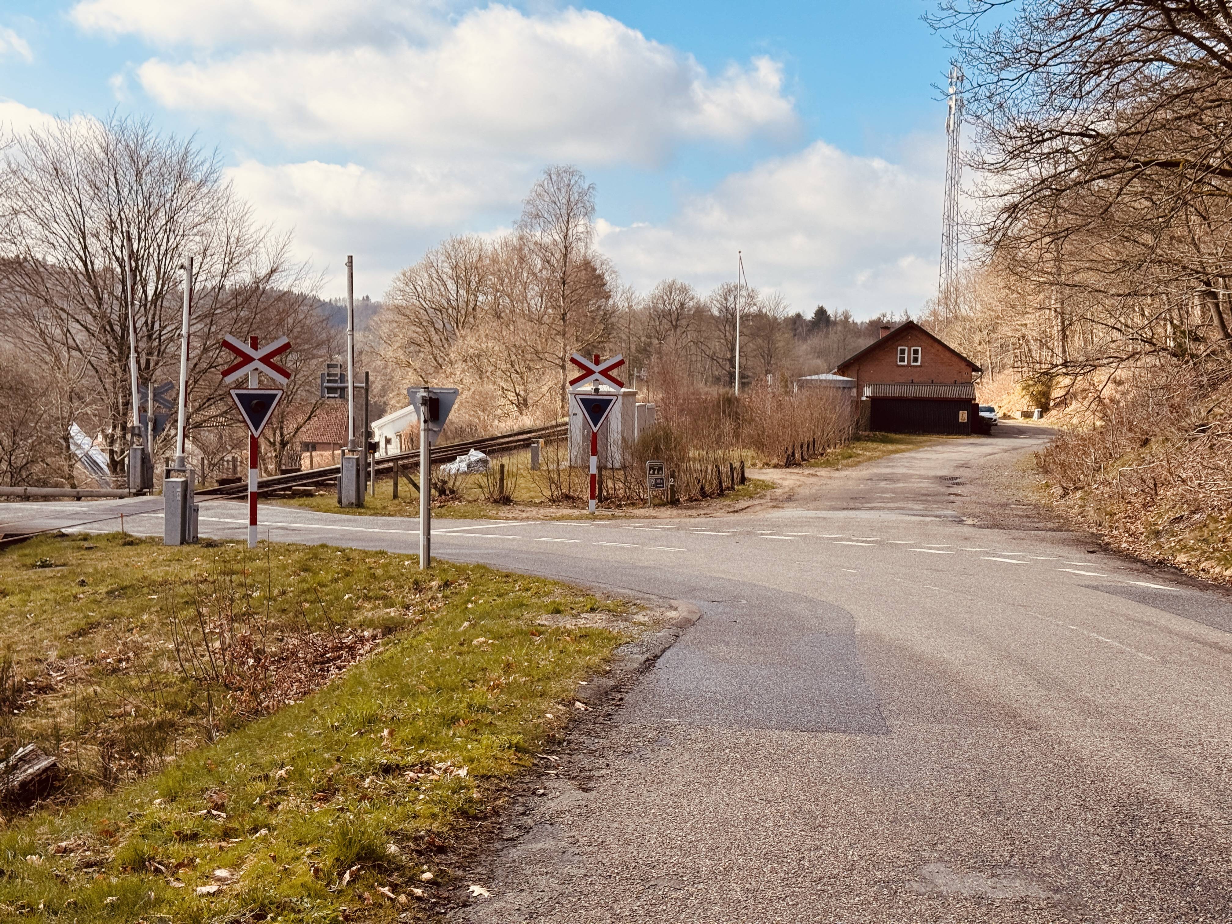 Billede af den overkørsel, hvor Funder Holdeplads har ligget med ekspedition i vogterhus 21 frem til dette blev revet ned i 1947.