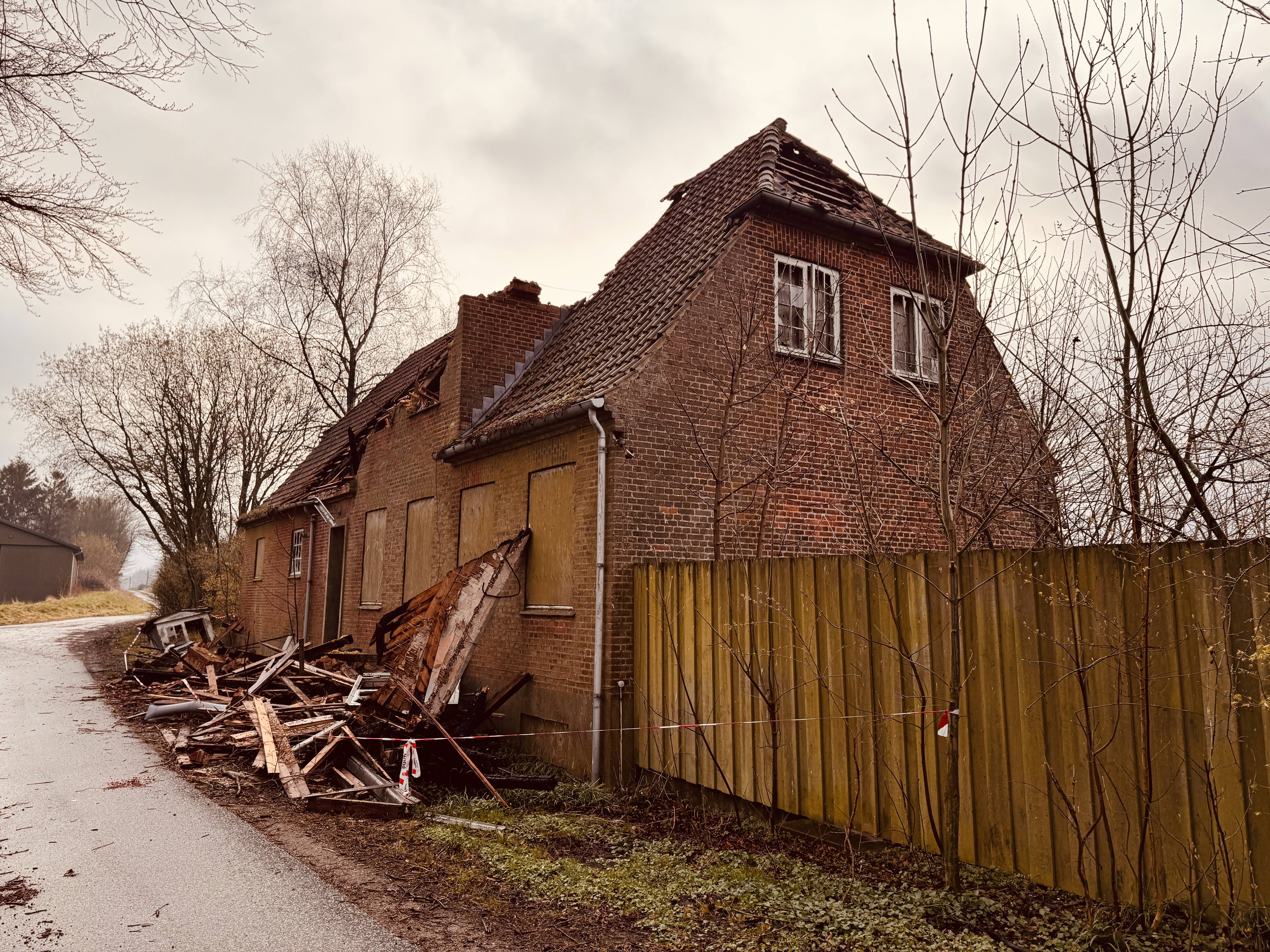 Billede af Tvingstrup Station efter branden den 24. marts 2026.