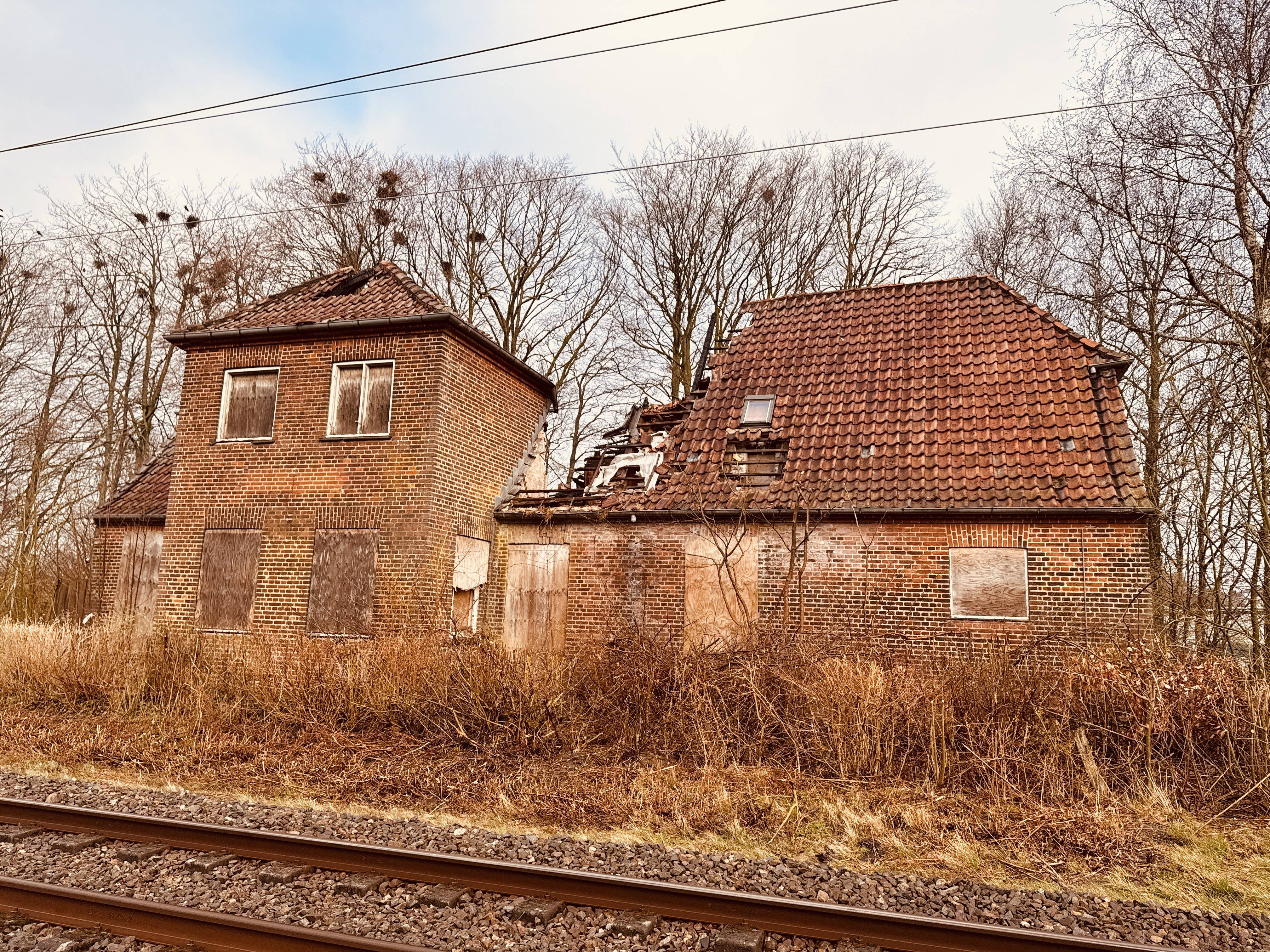 Billede af Tvingstrup Station efter branden den 24. marts 2026.