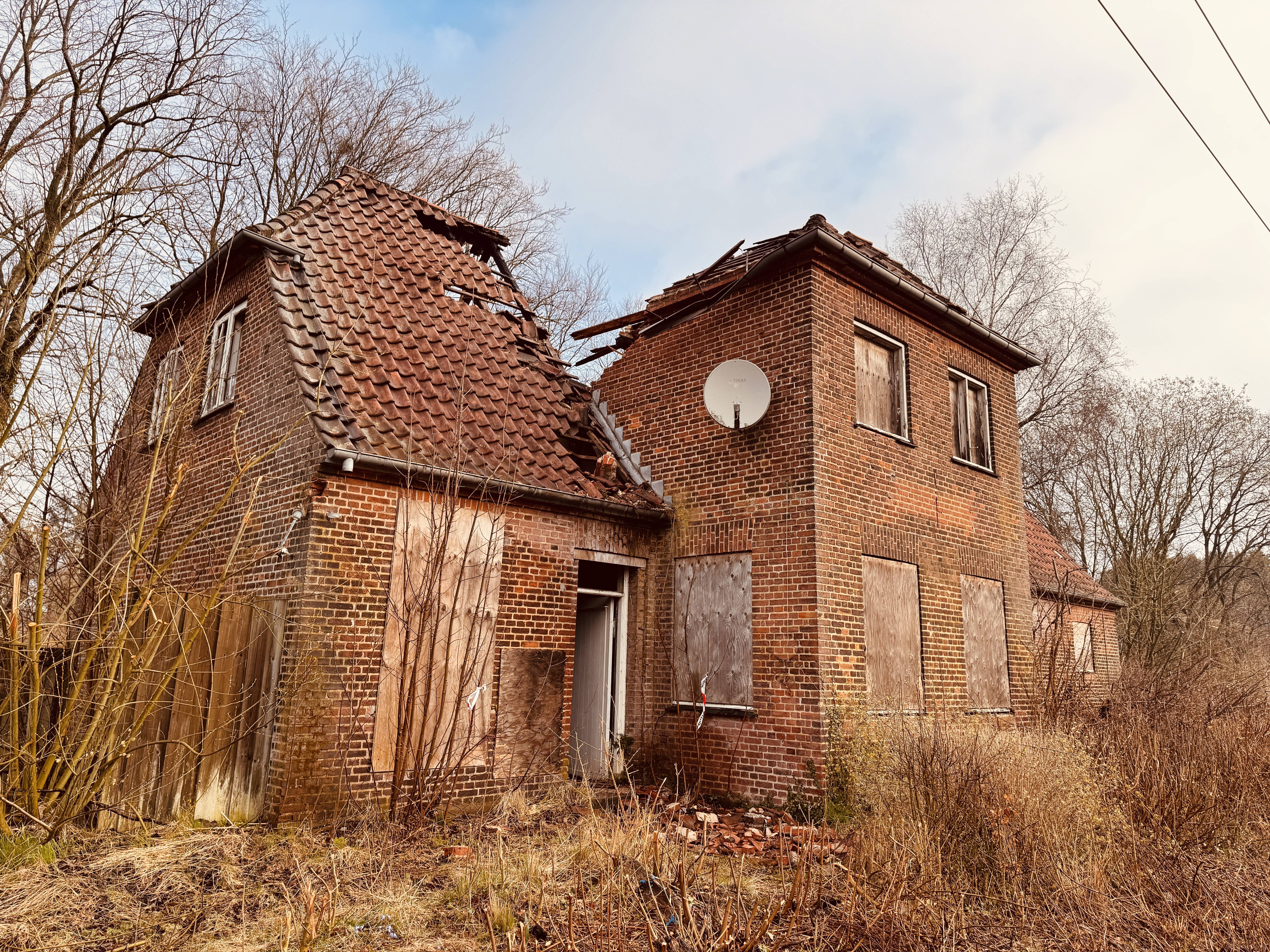 Billede af Tvingstrup Station efter branden den 24. marts 2026.