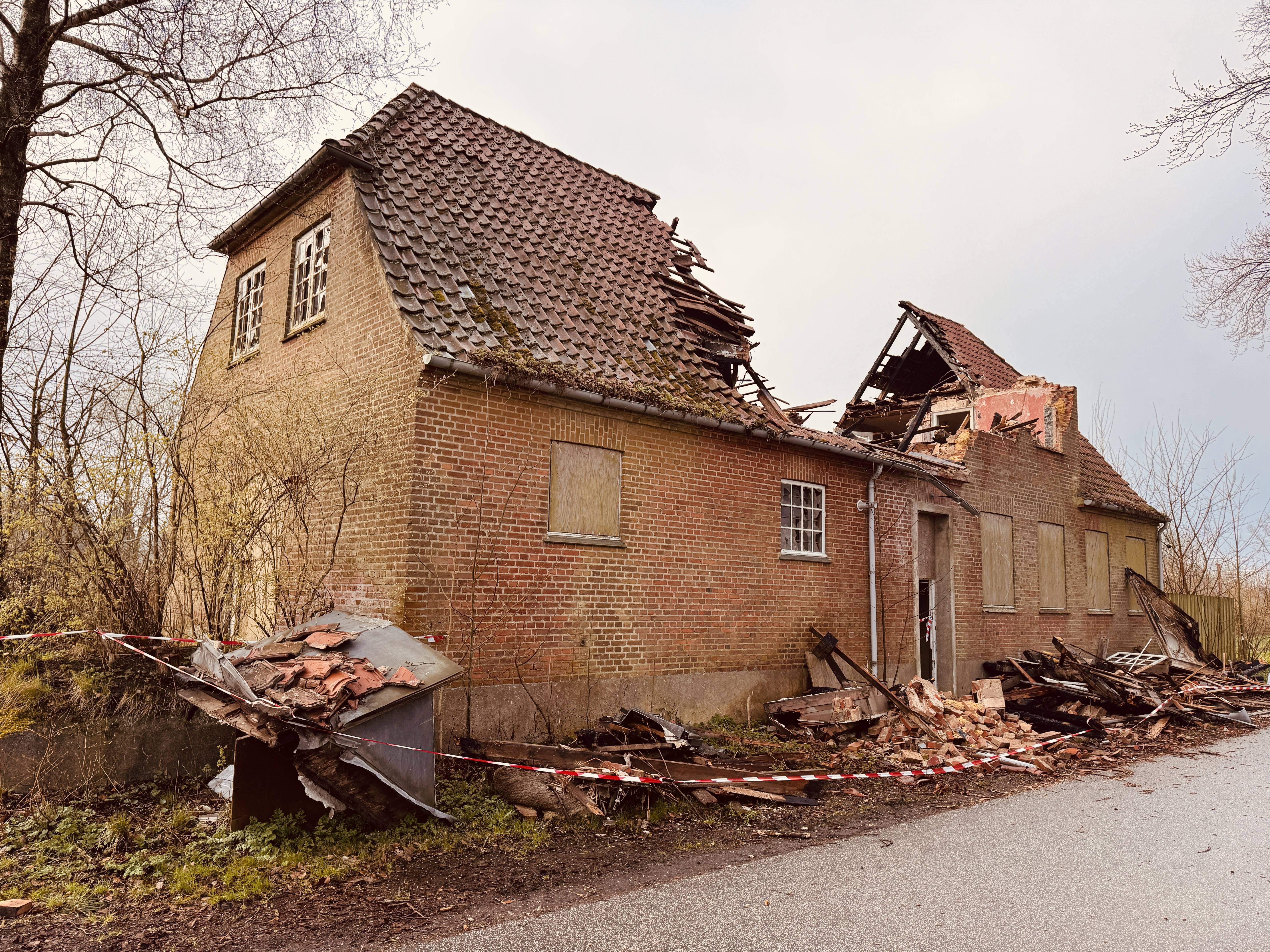 Billede af Tvingstrup Station efter branden den 24. marts 2026.