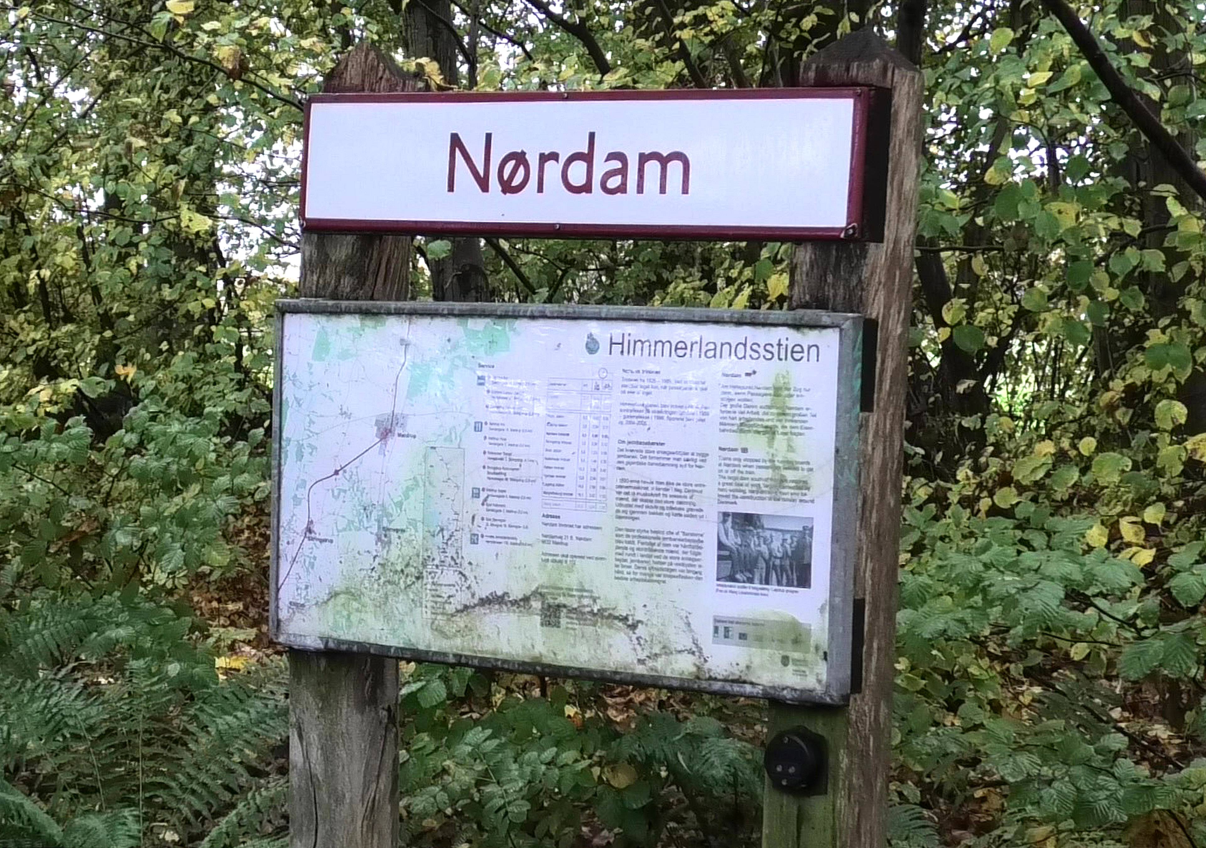 Billede af mindetavlen ved det tidligere Nørdam Trinbræt.