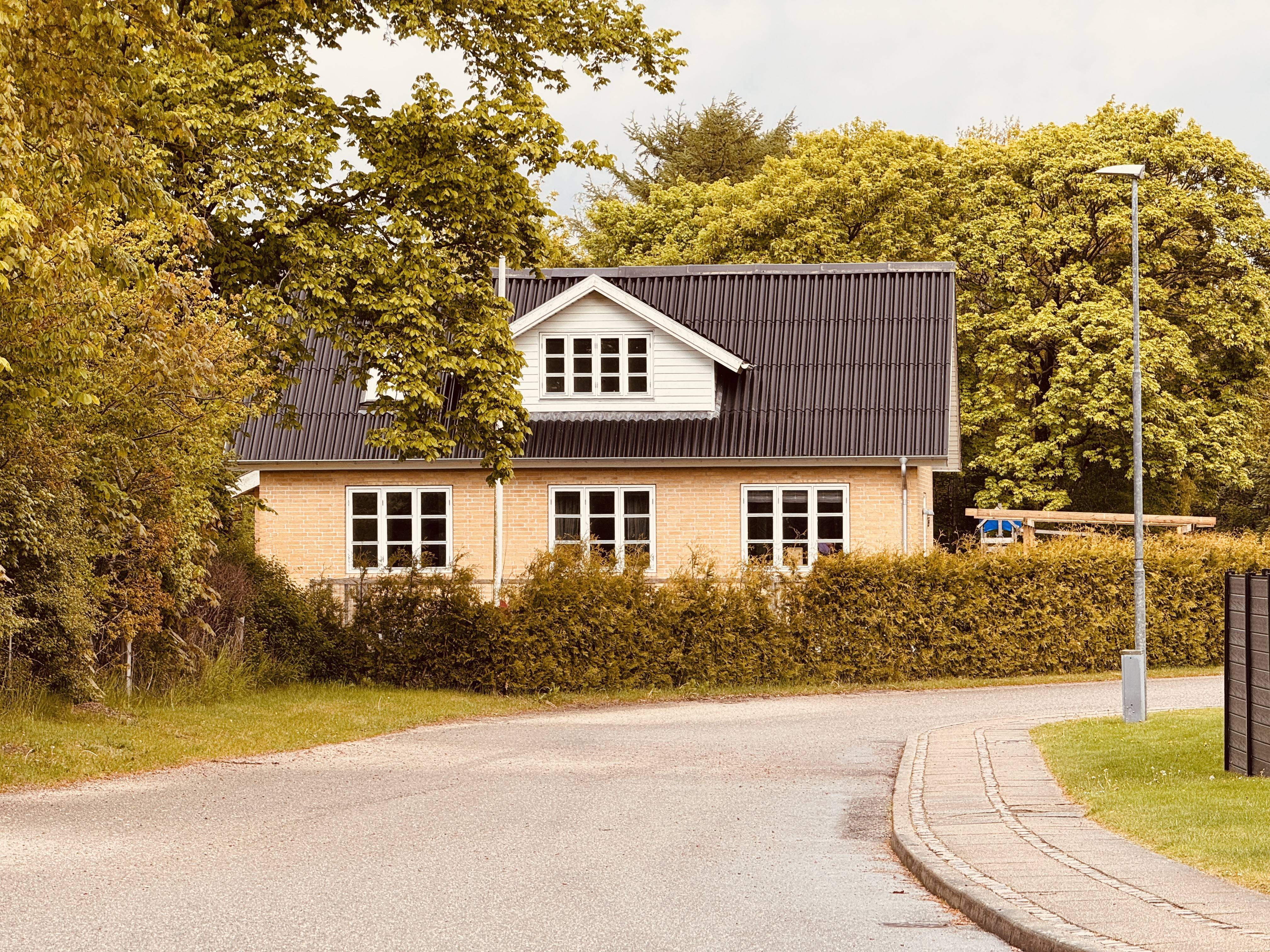 Billede af Rønbjerg Billetsalgssted, denne bygning her er det gamle vogterhus 37, som stadig eksister i en meget ombygget udgave.