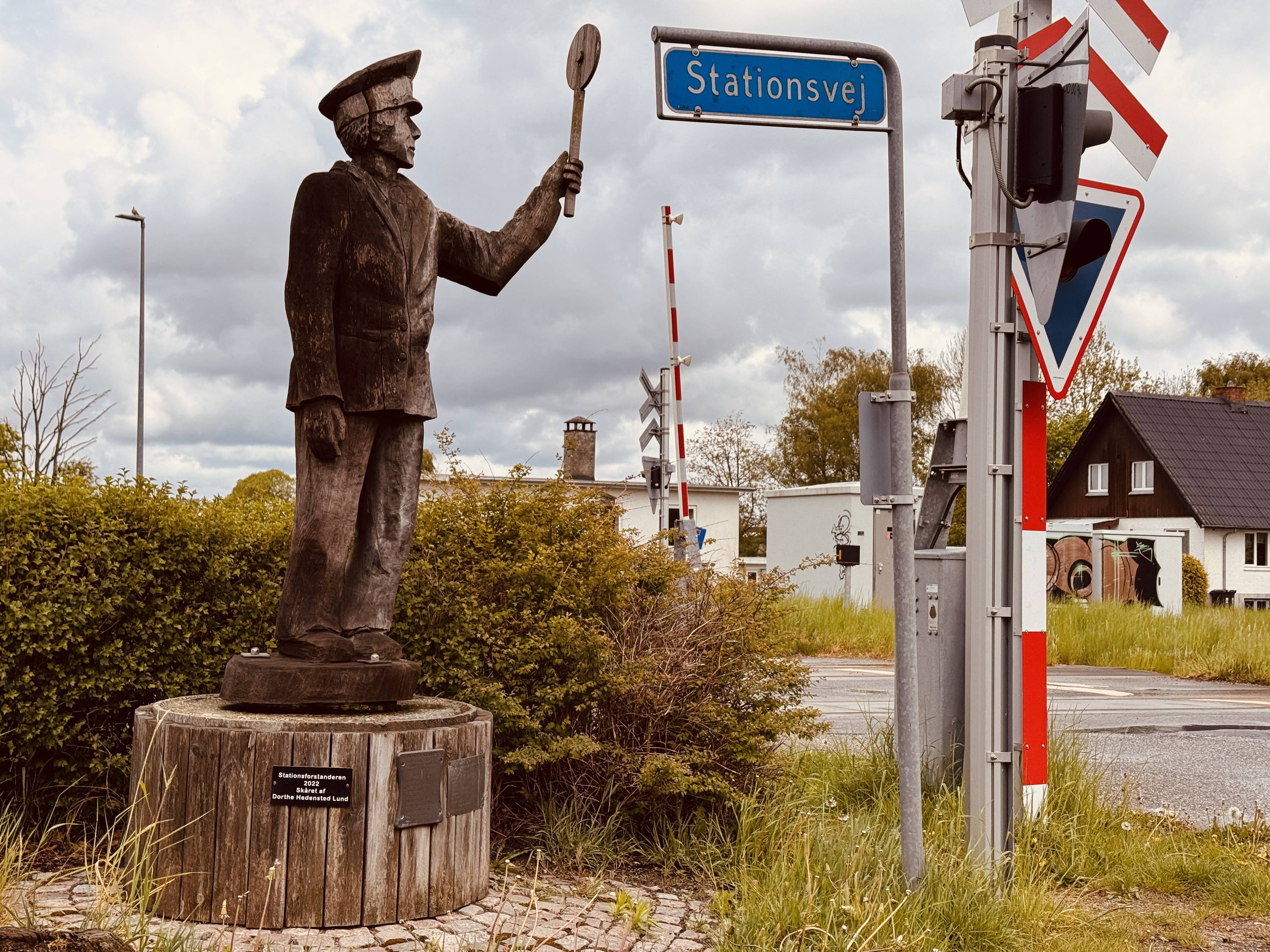 Billede af den berømte statue "Stationsforstanderen" ud for Stoholm Station - statuen er skåret af Dorthe Hedensted Lund i 2022.