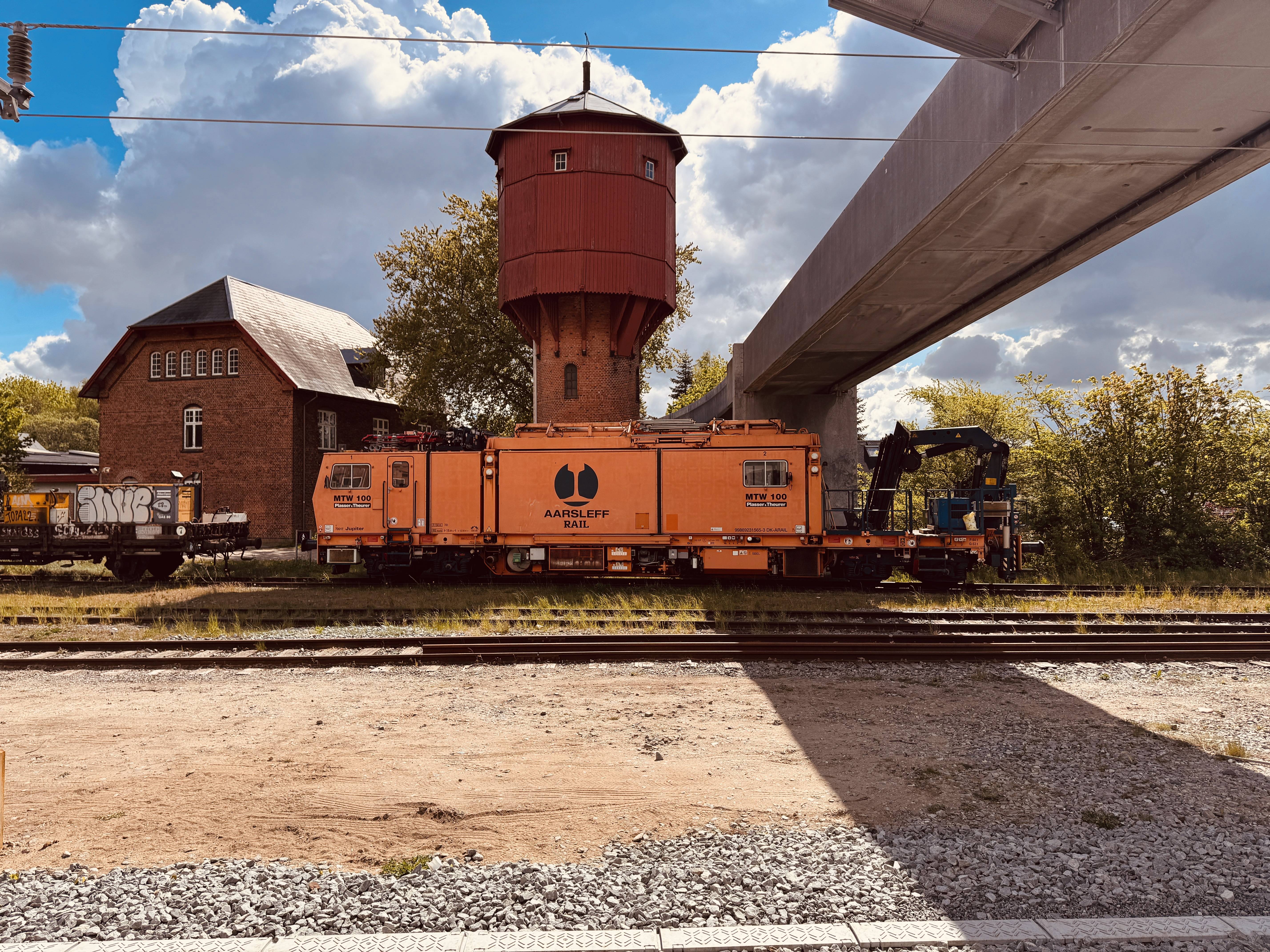 Billede af AARSLEFF RAIL med bygninger og materiel ved Langå Station.