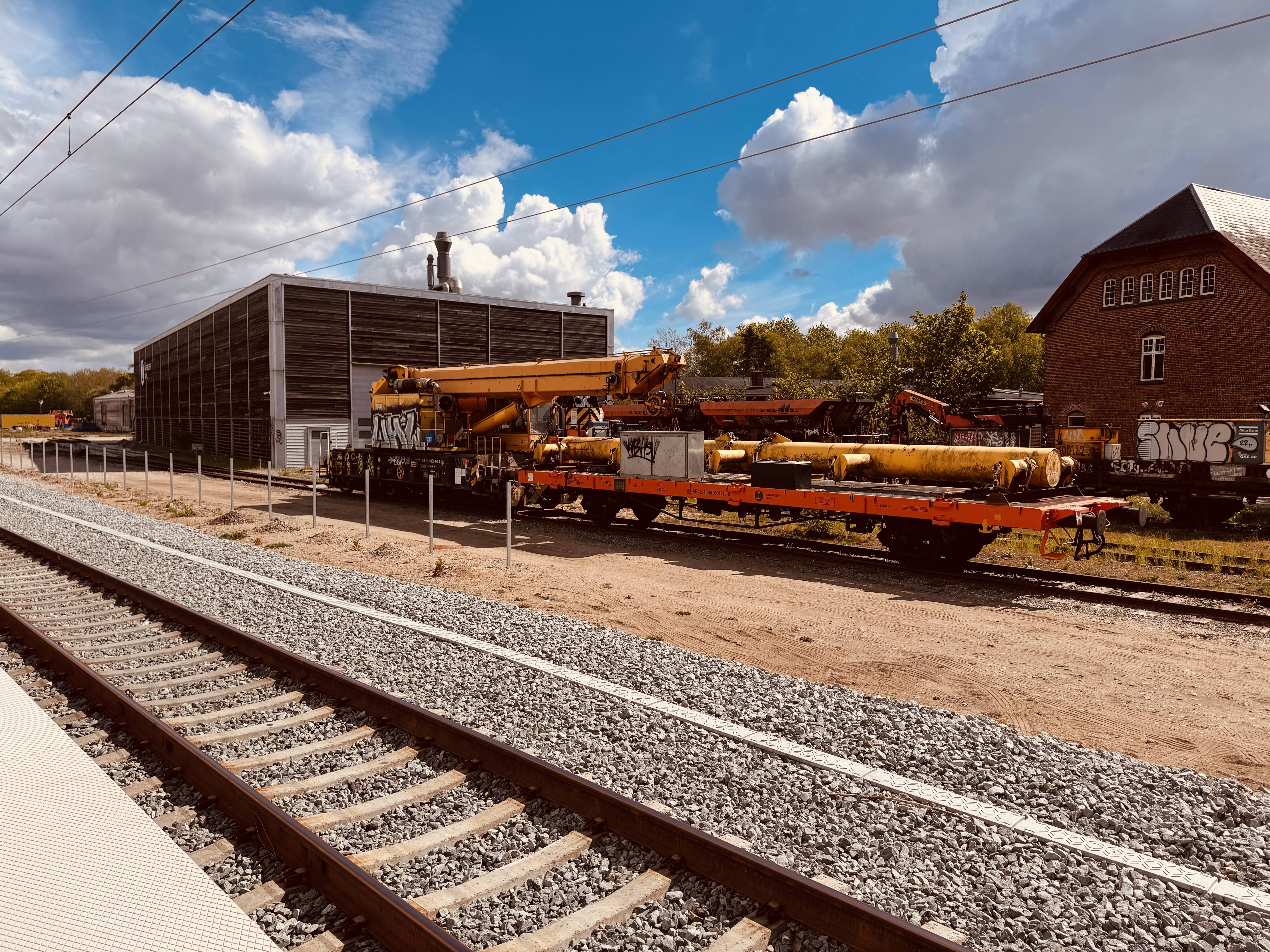 Billede af AARSLEFF RAIL med bygninger og materiel ved Langå Station.