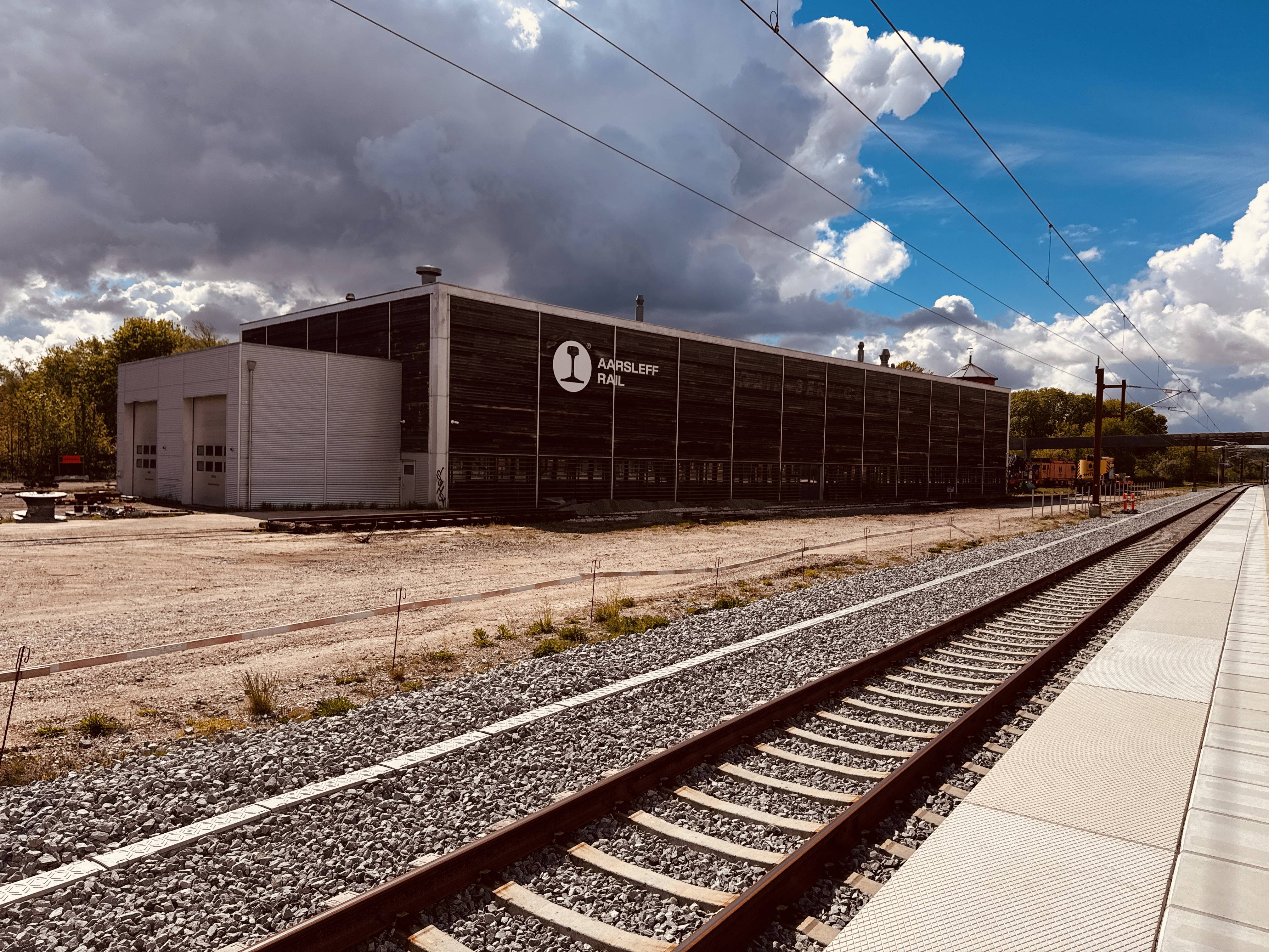 Billede af AARSLEFF RAIL med bygninger og materiel ved Langå Station.