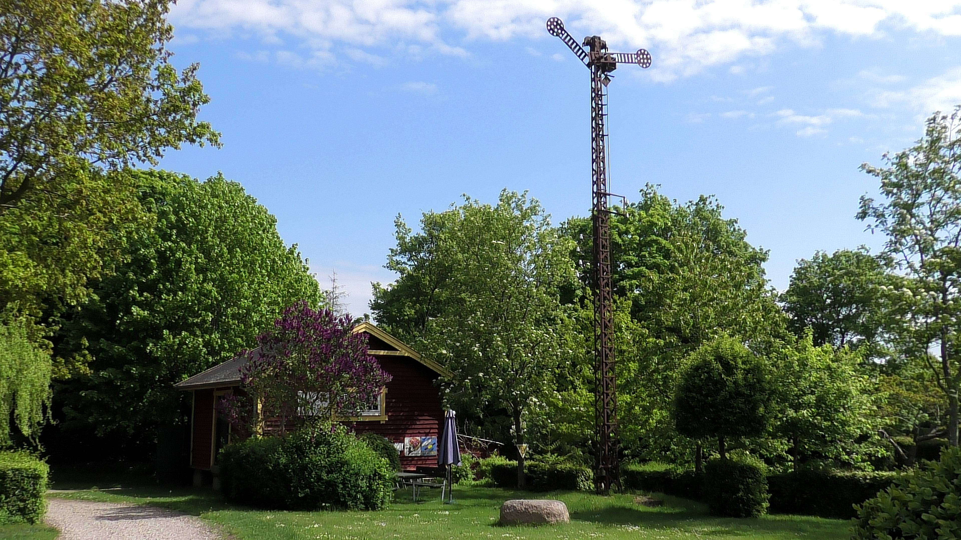 Billede af signalmasten og varehuset ved Flintinge Station.