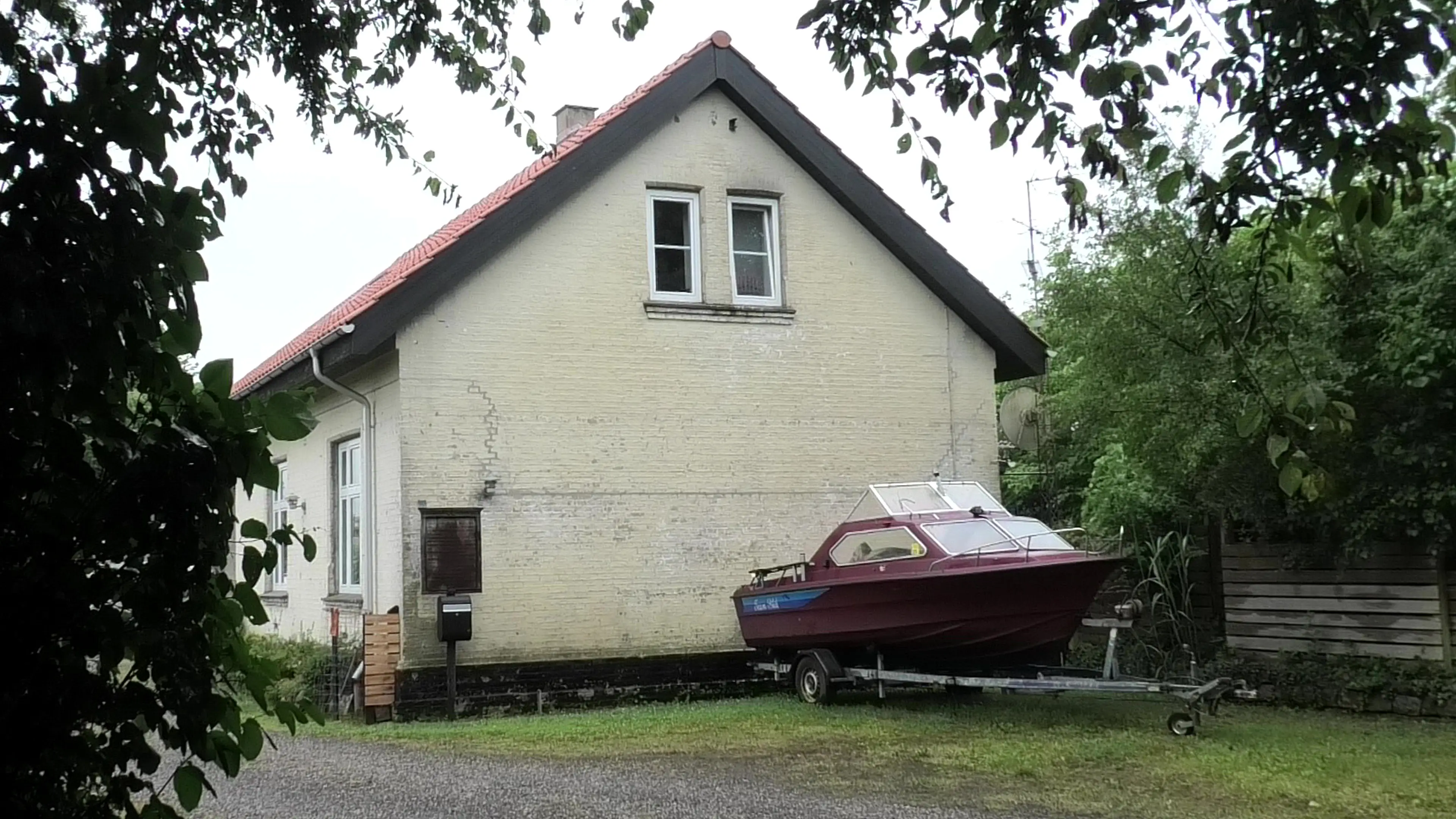 Billede af nordgavlen på Bursø Station.